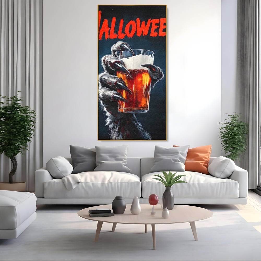 Tablou canvas cu tablou canvas cu varcolac tinand bere, in rama de aluminiu auriu, pe perete intr-un living